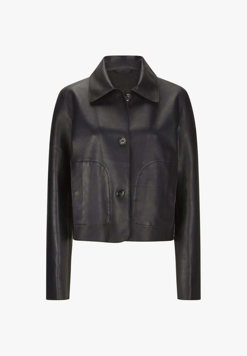 Schwarze Lederjacke mit Kragen, vorn mit Knöpfen zu schließen und zwei großen aufgesetzten Taschen. Glatte Textur und kurze Passform.