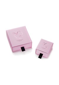 Rožinės kartoninės dėžutės su juodomis raištelėmis, viena didelė ir viena maža, ant priekio su įspaustu drugelio logotipu.