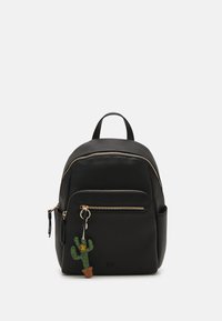 Mochila de cuero negro con un acabado texturizado, con cremalleras doradas, un bolsillo frontal y un charm de cactus adjunto.