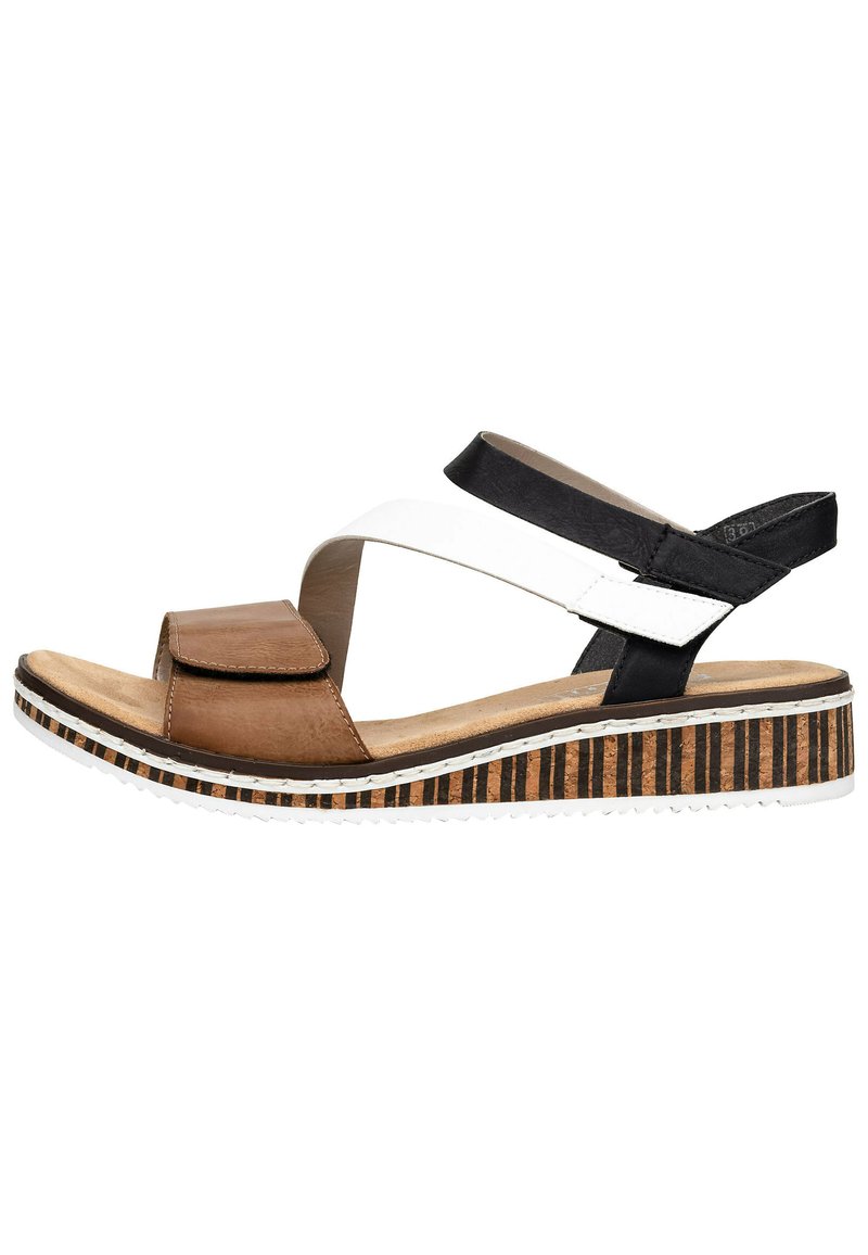 Sandalo in pelle marrone e bianco con una fascia larga, velcro regolabile e una suola piatta a strisce realizzata in sughero e gomma.