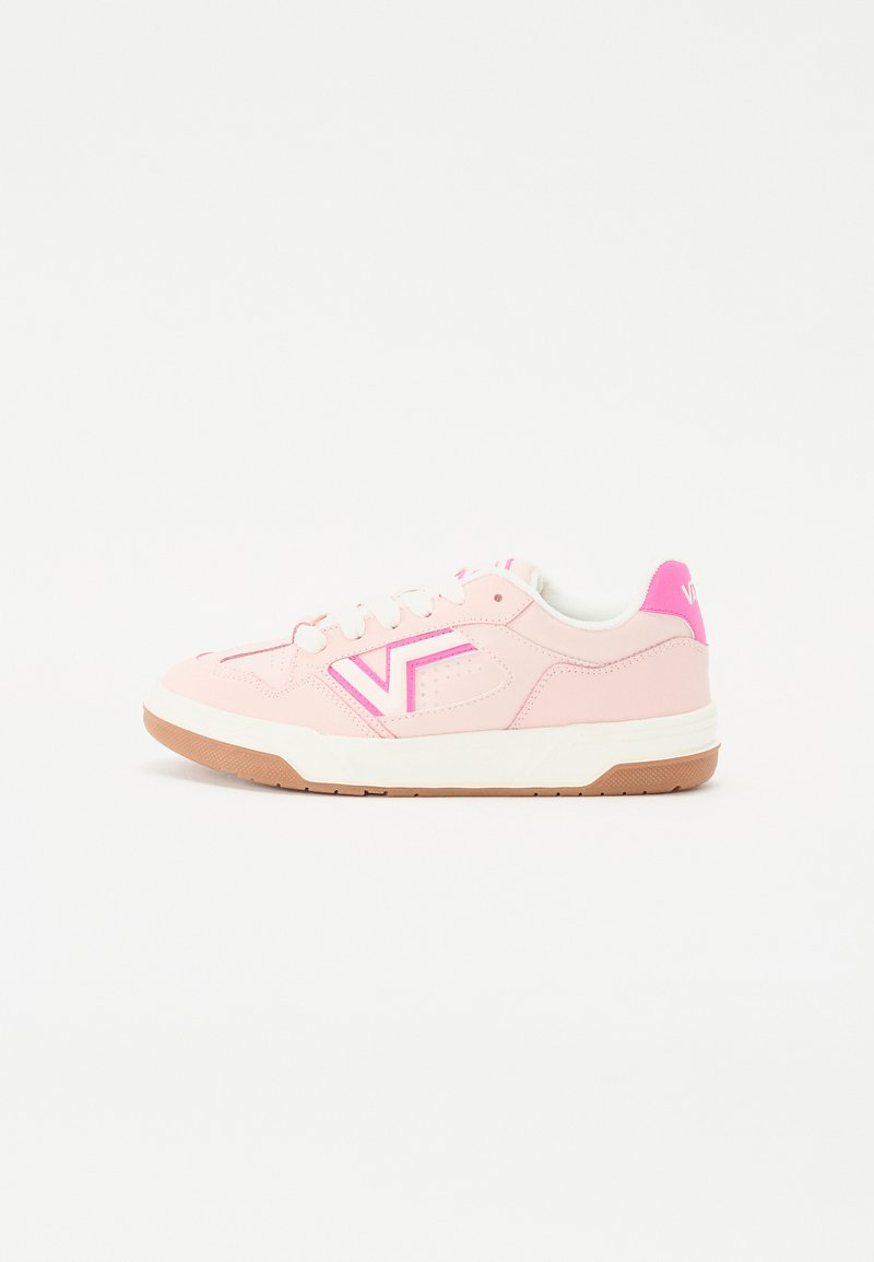 Lyserøde sneakers med en hvid sål, der har et retro design, struktureret overdel, lyserøde accenter og et bølgemønster-logo på siden.