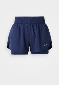 Shorts de sport bleu marine en tissu léger, dotés d'une taille élastique, d'une doublure intérieure et d'un logo discret sur le bas à gauche.