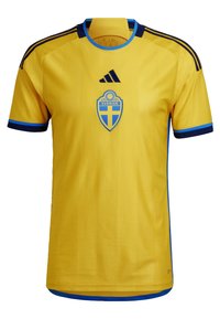 Camiseta de fútbol amarilla de Adidas con acentos azules y hombros a rayas. Presenta el escudo de la selección nacional de Suecia en azul y blanco en el pecho.