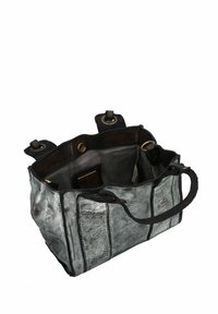 Borsa a mano argentata metallica realizzata in pelle texture, con interno in tessuto scuro, manici doppi e rivetti metallici all'apertura.