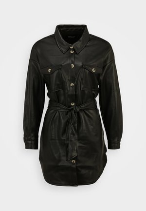 Zwarte blousejurk van imitatieleren met lange mouwen, knopen aan de voorkant, borstflapzakken, kraag en gestrikte tailleband.