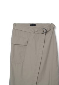 Jupe beige de longueur genou avec une ceinture intégrée dotée d'une boucle en D argentée et une grande poche rabat sur le côté gauche.