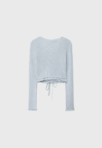 Maglione cropped azzurro chiaro con maniche lunghe, texture a coste e cordoncino all'orlo. Presenta un bordo inferiore sfrangiato.