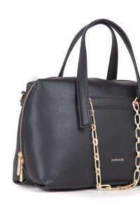 Zwarte nep leren handtas met gestructureerde vorm, twee korte handvatten en een afneembare gouden schouderband. Voorzien van een ritssluiting en een merklogo.