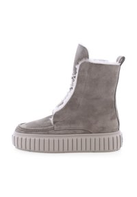 Graue Wildleder-Stiefeletten mit weißem Fellfutter, dicker beige Gummisohle und rundem Zehenbereich. Schnürung entlang der Vorderseite mit einer Zuglasche hinten.