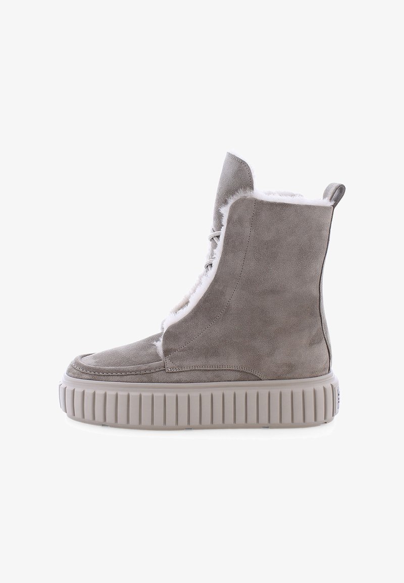 Graue Wildleder-Stiefeletten mit weißem Fellfutter, dicker beige Gummisohle und rundem Zehenbereich. Schnürung entlang der Vorderseite mit einer Zuglasche hinten.