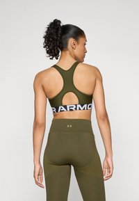 Under Armour HeatGear Mid Branded - Sujetadores deportivos con sujeción media - expedition green/white