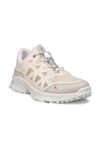 Chaussure de sport beige et blanche avec panneaux en mesh, semelle épaisse texturée et système de laçage à tirage rapide conçu pour un maintien sûr.