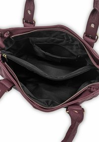 Sac à main en cuir bordeaux avec ferrures dorées, deux compartiments, une poche zippée, et une finition extérieure texturée. Intérieur en tissu noir.