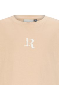 Beżowy t-shirt bawełniany z okrągłym dekoltem, z białym nadrukiem logo z gwiazdką. Gładka tekstura, krótkie rękawy, casualowy design.
