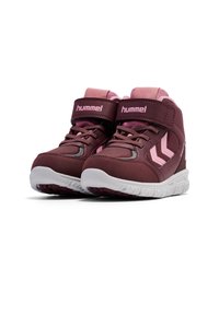 Bordeauxfärgade högtoppsneakers med rosa accenter, med en strukturerad ovandel, snörning och kardborrestängning, samt en vit gummisula.