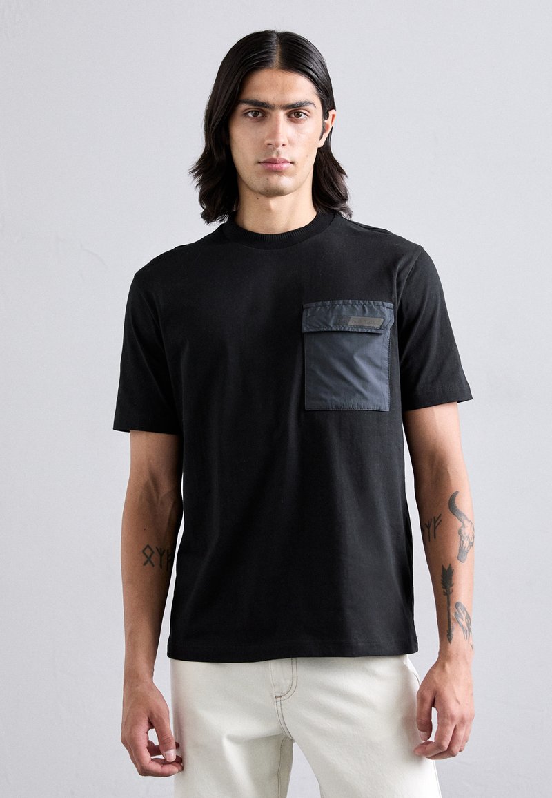 PS Paul Smith MENS POCKET - Print T-shirt - blacks