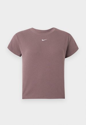 Lilla ribbet kortermet crop topp med rund hals og liten hvit Nike-logo sentrert under halslinjen.