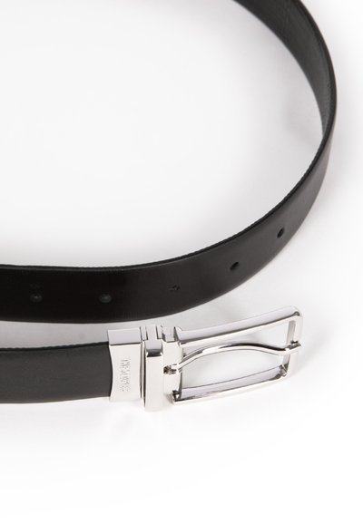 Ceinture en cuir noir avec une boucle en argent brillant. Présente une texture lisse, plusieurs trous pour l'ajustement et un design minimaliste.
