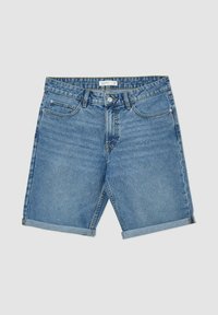 Shorts en denim de couleur bleu clair avec un ourlet retroussé. Comprend cinq poches et une fermeture à bouton à l'avant. Texture lisse avec un léger effet décoloré.