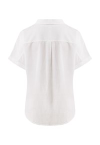 Biała, krótko rękawowa koszula z lnu z kołnierzykiem, plisą z tyłu i rękawami podwijanymi. Gładka tekstura i zaokrąglony dół.