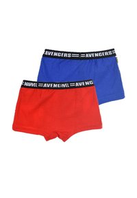 Zwei Paare Baumwollboxershorts: eine rote, eine blaue, mit schwarzen elastischen Taillenbändern, auf denen in Weiß die Logos "AVENGERS" und "MARVEL" zu sehen sind.