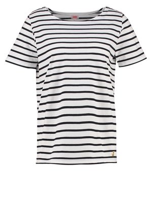T-shirt blanc à manches courtes avec des rayures horizontales noires, col rond et petit logo dans le coin inférieur droit. Texture de tissu douce.