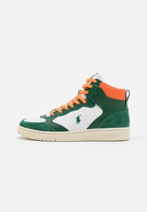 Baskets montantes en daim vert, panneaux en cuir blanc, col et lacets orange, semelle beige, et logo Polo sur le côté.