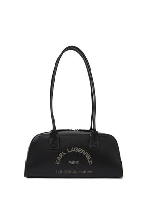Черна чанта Karl Lagerfeld Paris с две дълги дръжки, цип отгоре и сребърни букви, показана на бял фон.