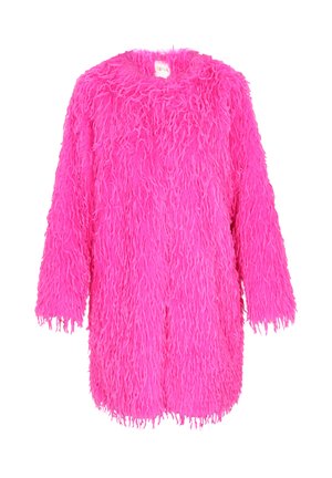 Manteau rose flou et surdimensionné en matériau synthétique, avec une texture duveteuse, des manches longues et un col rond.