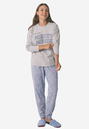 Maglietta grigia a maniche lunghe con testo "MICKEY MOUSE"; pantaloni da pigiama blu con motivo; pantofole blu senza lacci. Tessuto morbido, design casual.
