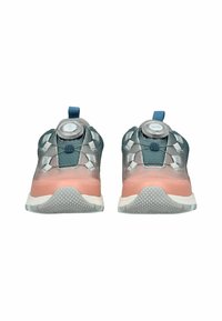 Sportliche Sneaker mit einem Farbverlauf von Teal zu Pink, Obermaterial aus Mesh, rundem Schnürsystem und strukturiertem Gummisohle.
