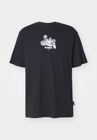 Juodas medvilnės marškinėliai su apykakle. Priekyje yra sidabrinė grafika su tekstu "PUMA" ir dizaino elementu.