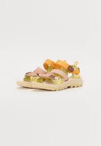 Utendørssandaler med beige såler, grønne og gule stropper, og oransje og rosa detaljer. Har justerbare stropper og teksturert såle.