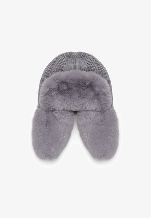 Szara dzianinowa czapka z klapami na uszy z sztucznego futra, charakteryzująca się teksturowanym wykończeniem i miękkim, puszystym wyglądem. Akcenty obejmują zaokrąglone kształty uszu.