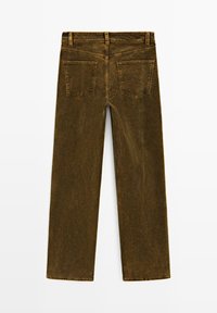 Jean en velours côtelé marron avec une coupe droite, présentant deux poches arrière et une surface texturée. Taille standard avec passants de ceinture.