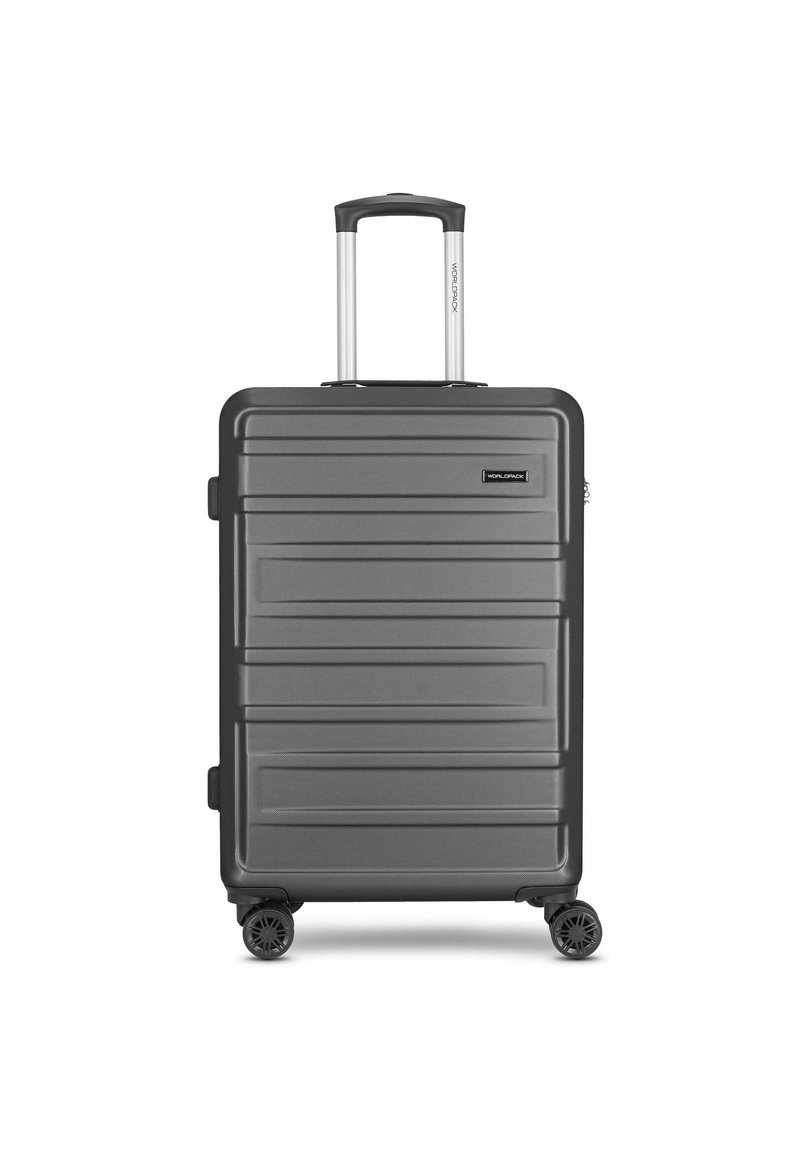 Robuuste spinner koffer in donkergrijs met verticale ribbels, uitschuifbare handgreep en vier wielen voor mobiliteit. Bevat het merkembleem aan de voorkant.