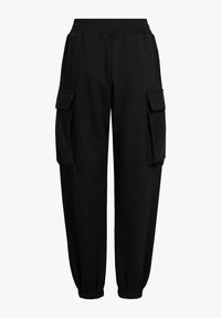 Czarne spodnie cargo z miękkiego materiału, z elastycznym paskiem w talii, dwoma bocznymi kieszeniami i zwężanymi mankietami na kostkach.