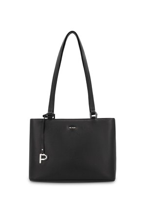 Schwarze Lederhandtasche mit zwei langen Griffen, silbernem Buchstaben-P-Anhänger und kleinem silbernen Markenzeichen in der vorderen Mitte.