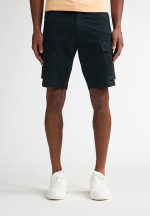 Mørkeblå cargo shorts i bomuldstwill med flere lommer, en slank pasform og knælængde, kombineret med hvide sneakers.