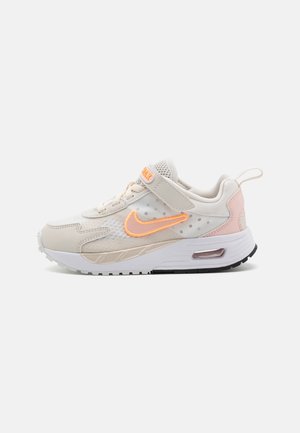 Shoe desportivo beige claro com materiais de malha e camurça, apresenta um swoosh laranja, tira de Velcro, colarinho acolchoado e uma unidade de ar visível na sola.