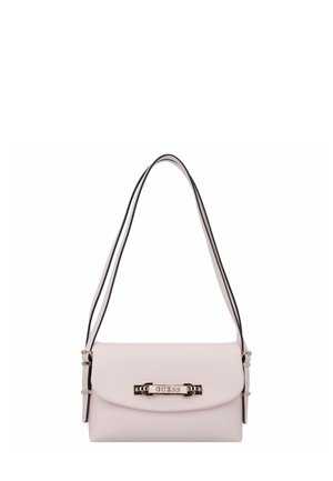 Borsa sintetica rosa chiaro con chiusura a patta, tracolla nera e accessori in argento con un accento del logo sulla parte frontale.