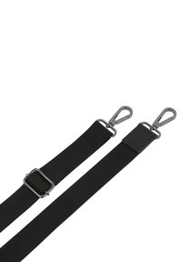 Zwarte verstelbare band van duurzaam stof met zilverkleurige metalen clips en een leren accent, ontworpen voor verbeterde functionaliteit.