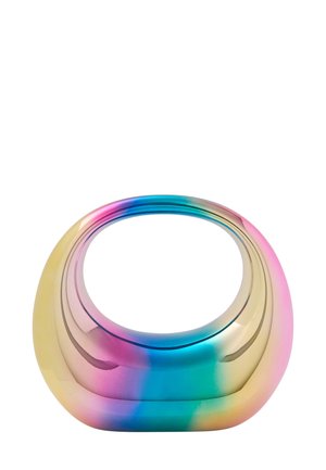 Regnbuefarvet, glat metal skål med en flydende, kurvet form og en blank overflade, der har blandede farver af pink, blå og guld.