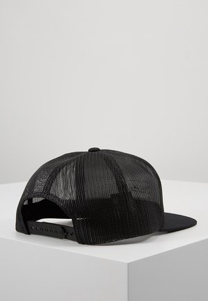 Schwarze Trucker-Kappe aus Mesh mit verstellbarem Snapback-Verschluss, auf weißer Oberfläche liegend, Rück- und Seitenansicht gezeigt.