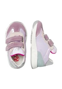 Un paio di sneaker sinistra e destra caratterizzato da materiali sintetici lucidi viola e rosa, doppie fascette in velcro e suole in gomma bianca testurizzata.