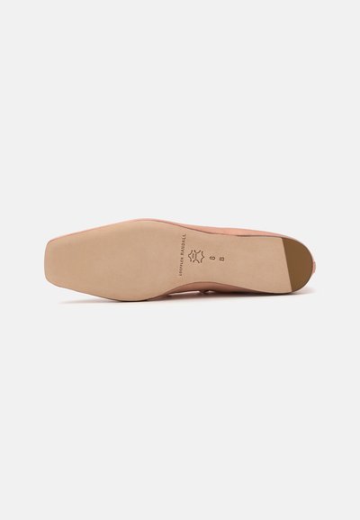 Suela de zapato de gamuza rosa con forma plana y afilada. Suela exterior de goma beige con textura mínima. Presenta detalles de marca y tamaño cerca del talón.