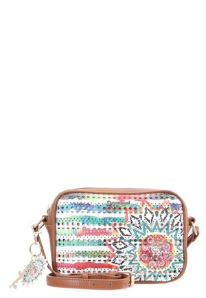 Kleine braune Umhängetasche mit bunten Blumen- und Streifenmustern, metallischen Nieten und angebrachtem dekorativem Schlüsselanhänger.