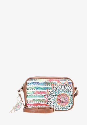 Bolso pequeño marrón de bandolera con patrones florales y de rayas coloridos, tachuelas metálicas y un llavero decorativo adjunto.