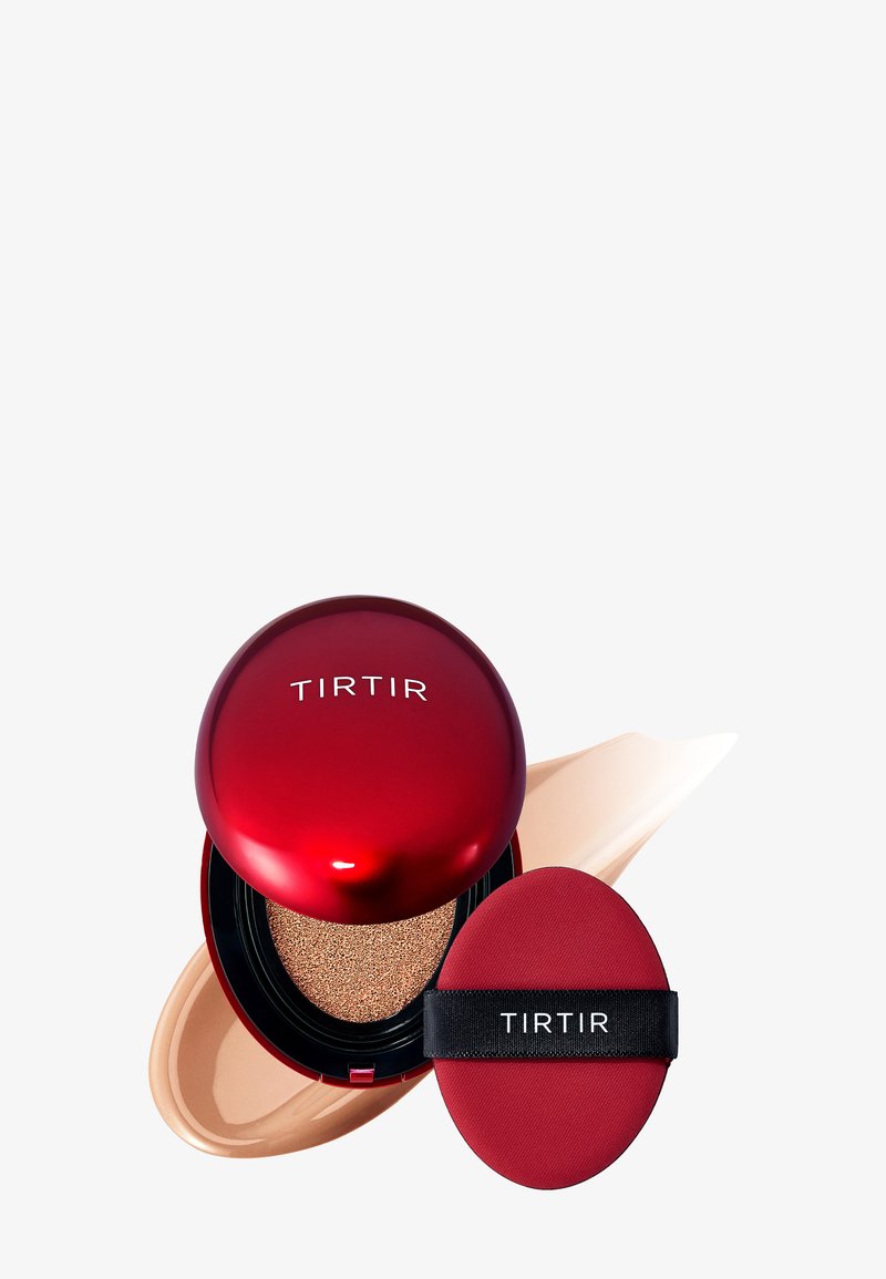 TIRTIR kuddfoundation i ett glänsande rött fodral, innehållande en svampapplikator och ett swatch av ljusbeige foundation.