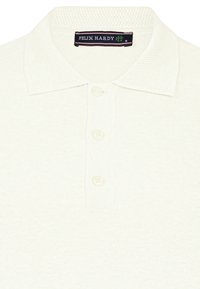 Weißes Polo-Shirt mit kurzen Ärmeln, strukturiertem Kragen, drei Knöpfen und dem Etikett "FELIX HARDY" am Hals. Material aus einer Baumwollmischung.